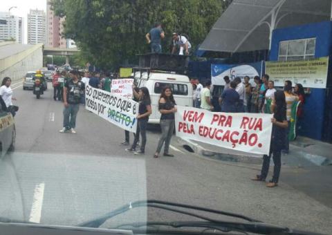 Protesto de professores em frente a Semed