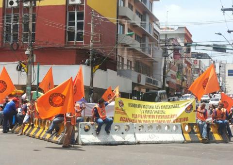 Sindicato dos Aposentados realiza protesto no Centro de Manaus