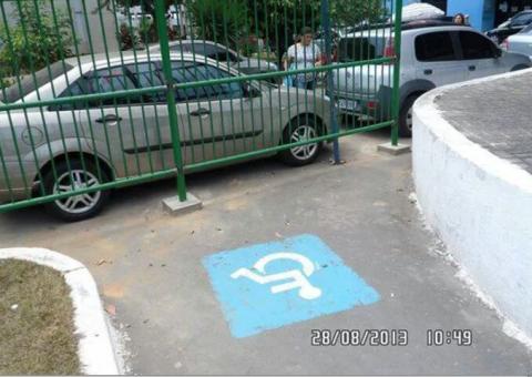 Cerca de ferro é construída para impedir acesso de cadeirantes entre a Sefaz e o TRE