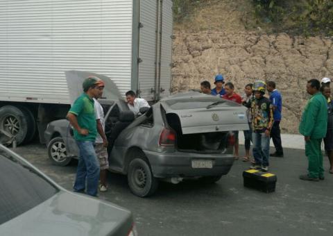 Carro de passeio colide na traseira de um caminhão