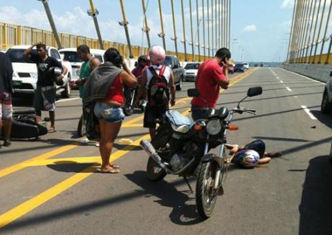Acidente na Ponte Rio Negro deixa motoqueiro gravemente ferido