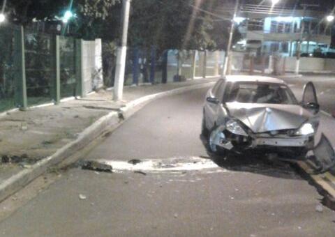 Estudante perde o controle e bate seu carro em muro do CSU