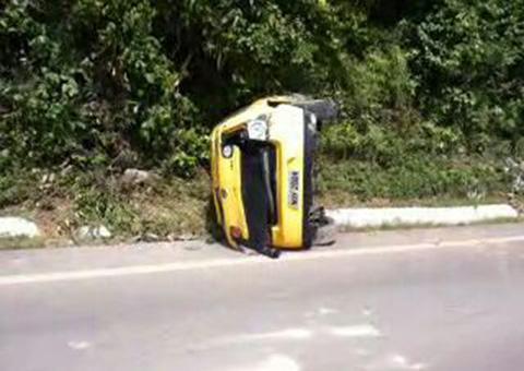 Carro desvia de moto e capota na BR-174