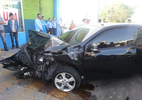 Corola bate em ônibus e cinco passageiros ficam feridos