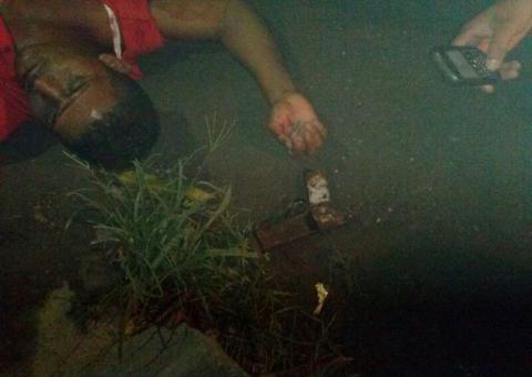 Homem acusado de tentar assaltar ônibus executivo leva três tiros e morre no local