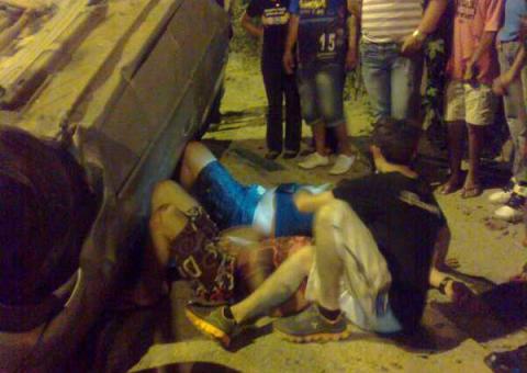 Carro capota e deixa quatro feridos em Manaus