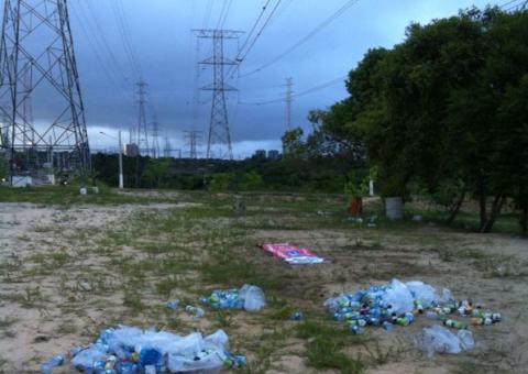 Ciclistas espalham garrafas pet  na avenida das Torres