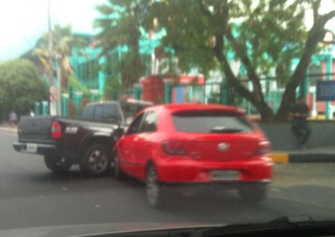 Colisão no retorno em frente ao supermercado