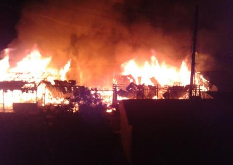 Saques durante incêndio que destruiu dezenas de casas na Vila do Araçá