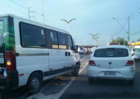 Motoristas  invadem faixas e aumentam riscos de acidentes