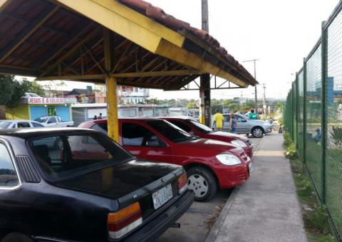 Motoristas usam parada de ônibus como estacionamento na Cidade Nova