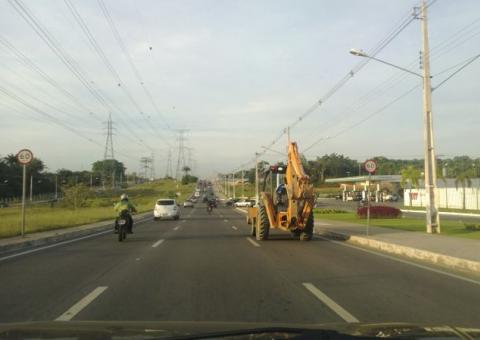 Tratores continuam trafegando, apesar da proibição