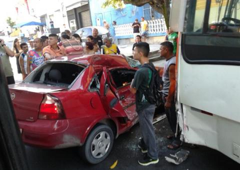 Enfermeira avança sinal, colide com ônibus e fica presa entre as ferragens do carro