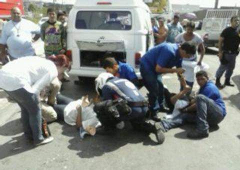 Choque entre Kombi e ônibus deixa três pessoas gravemente feridas