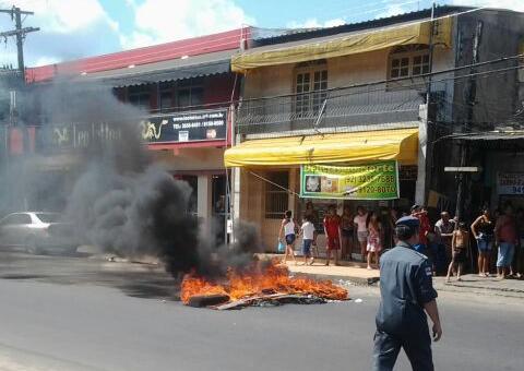 Sem energia, moradores do Alvorada queimam pneus e isolam rua em novo protesto