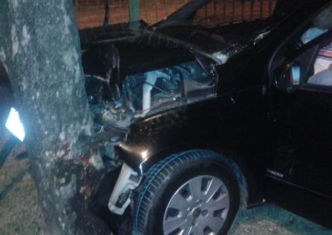 Motorista  perde controle da  direção e carro se choca contra árvore