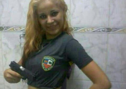 Mais mulheres aparecem em fotos com arma e uniforme da Polícia
