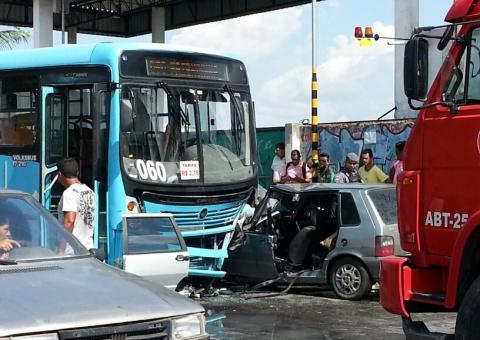Ônibus se choca com carro na Cidade Nova. Veja fotos