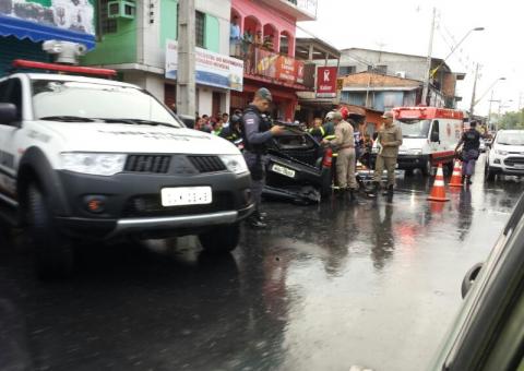 Carro se descontrola e bate na Avenida Brasil