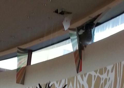 Shopping Manauara: Teto desabando e goteiras por toda a parte