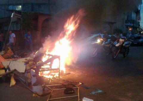 Moradores do Aleixo se revoltam após um dia sem energia elétrica