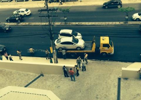 Prefeitura reboca veículos estacionados irregularmente na Av. Djalma Batista