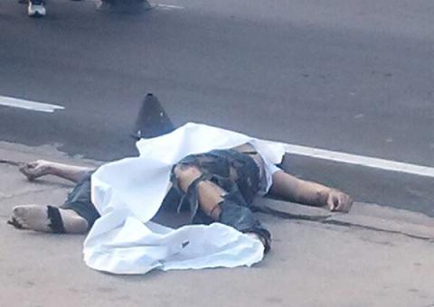  Motoqueiro tenta desviar de carro, cai da moto e morre