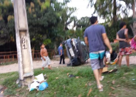 Motorista  embriagado perde a direção e capota carro  na estrada do Turismo