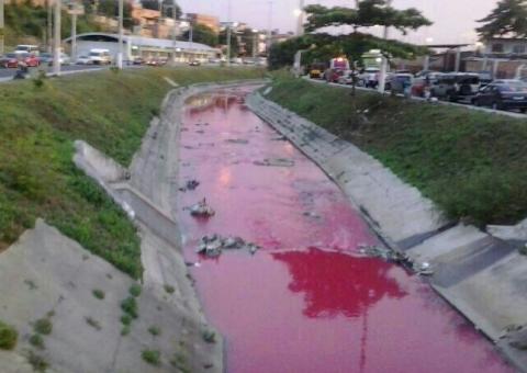  Igarapé ganha coloração vermelha e preocupa moradores do São Francisco