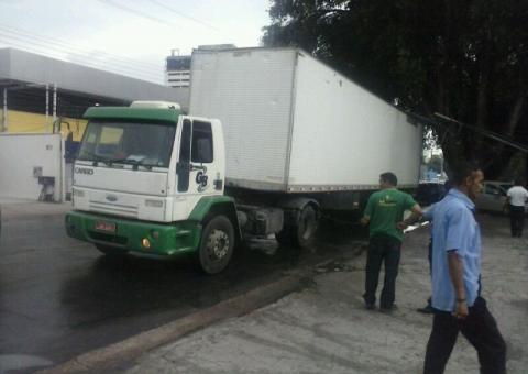Carreta derruba fiação no Adrianópolis e deixa trânsito lento