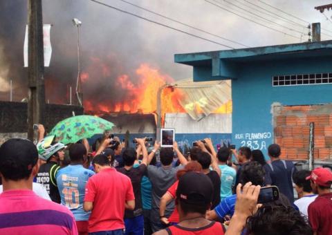 Fogo toma conta de supermercado no bairro Cidade de Deus