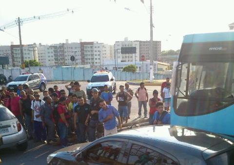 Protesto de trabalhadores da  construção civil pára Avenida das Torres