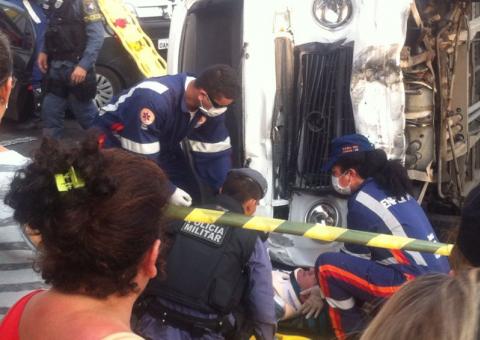 Três feridos na colisão de Gol e Kombi no Santos Dumont.