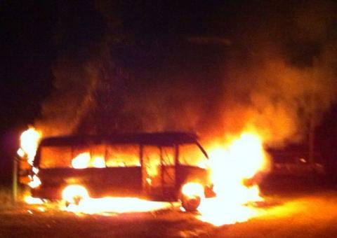 Vândalos ateiam fogo em ônibus da Semed em Rio preto da Eva