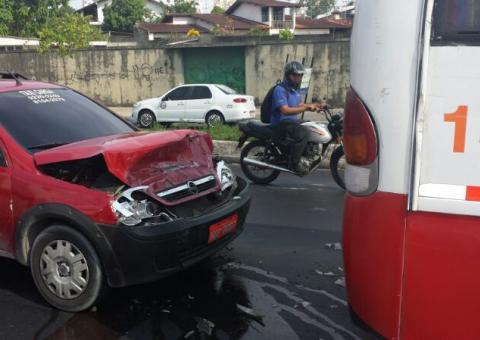 Carro colide com microônibus em Manaus