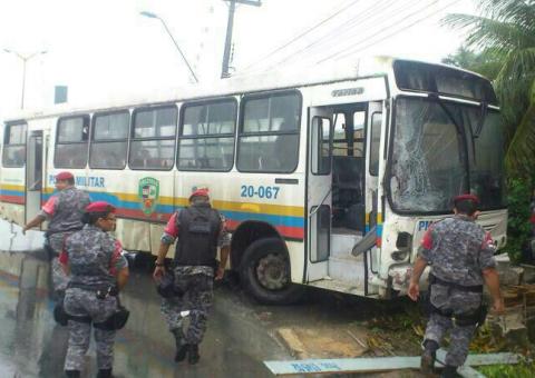Ônibus que escoltava o Ministro Joaquim Barbosa derrapa, quase capota e bate em poste