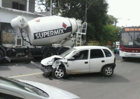 Acidente entre carro de passeio e caminhão na Av. Timbiras
