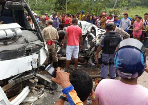 Dois mortos na colisão de Siena com Microônibus na Manaus - Itacoatiara