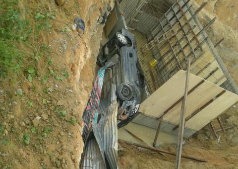 Carro cai em barranco na Avenida das Torres
