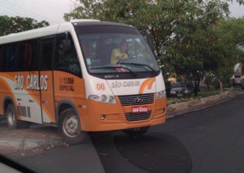 Ônibus faz retorno pelo canteiro central do V8