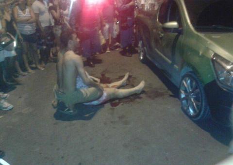 Homem morre e duas mulheres são feridas por pistoleiros