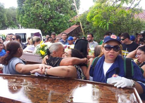 Última homenagem à família morta em acidente  na BR-174