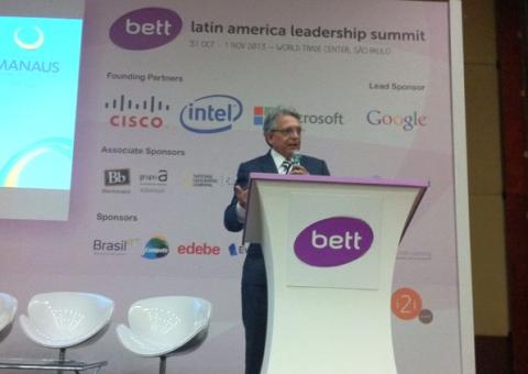 Secretário Pauderney Avelino participa de evento internacional voltada à educação