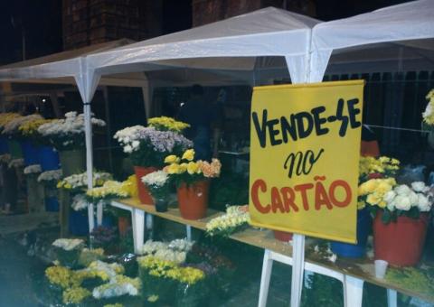 Cartão de crédito entra nos cemitérios e faz a diferença na hora de comprar flores e velas