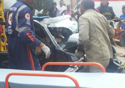 Carros colidem na Avenida do Turismo. Dois mortos e sete feridos