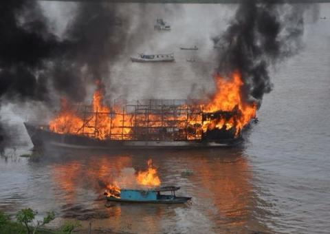 Barco pega fogo e explode no Porto de Manicoré 