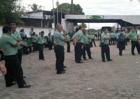 GREVE: Empresas têm ônibus retidos por sindicalistas:  200 mil pessoas sem transporte