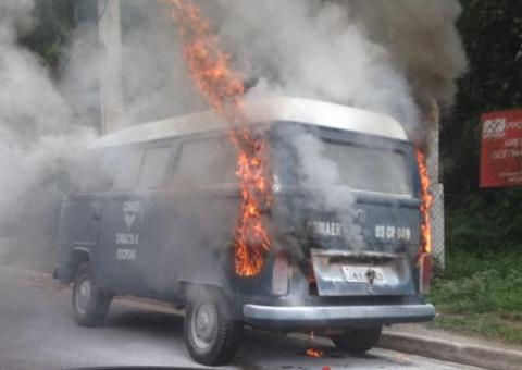 Kombi da aeronáutica pega fogo em Manaus