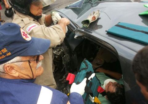 Pálio colide com ônibus da Líder e motorista fica gravemente ferido