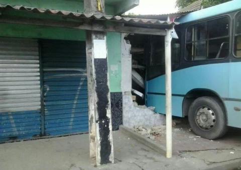 Ônibus invade comércio no Santa Etelvina